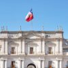 Vista de la fachada del Palacio presidencial de la Moneda en Santiago de Chile, Chile, bajo un cielo soleado (21/01/2017). En la zona superior, ondea en un mástil la bandera de Chile, que corona la cubierta del edificio presidencial.