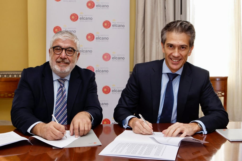 José Juan Ruiz, presidente del Real Instituto Elcano, y Juan Santamaría Cases, consejero delegado del Grupo ACS, formalizan mediante firma la entrada del Grupo en un acto en la sede del Real Instituto Elcano.