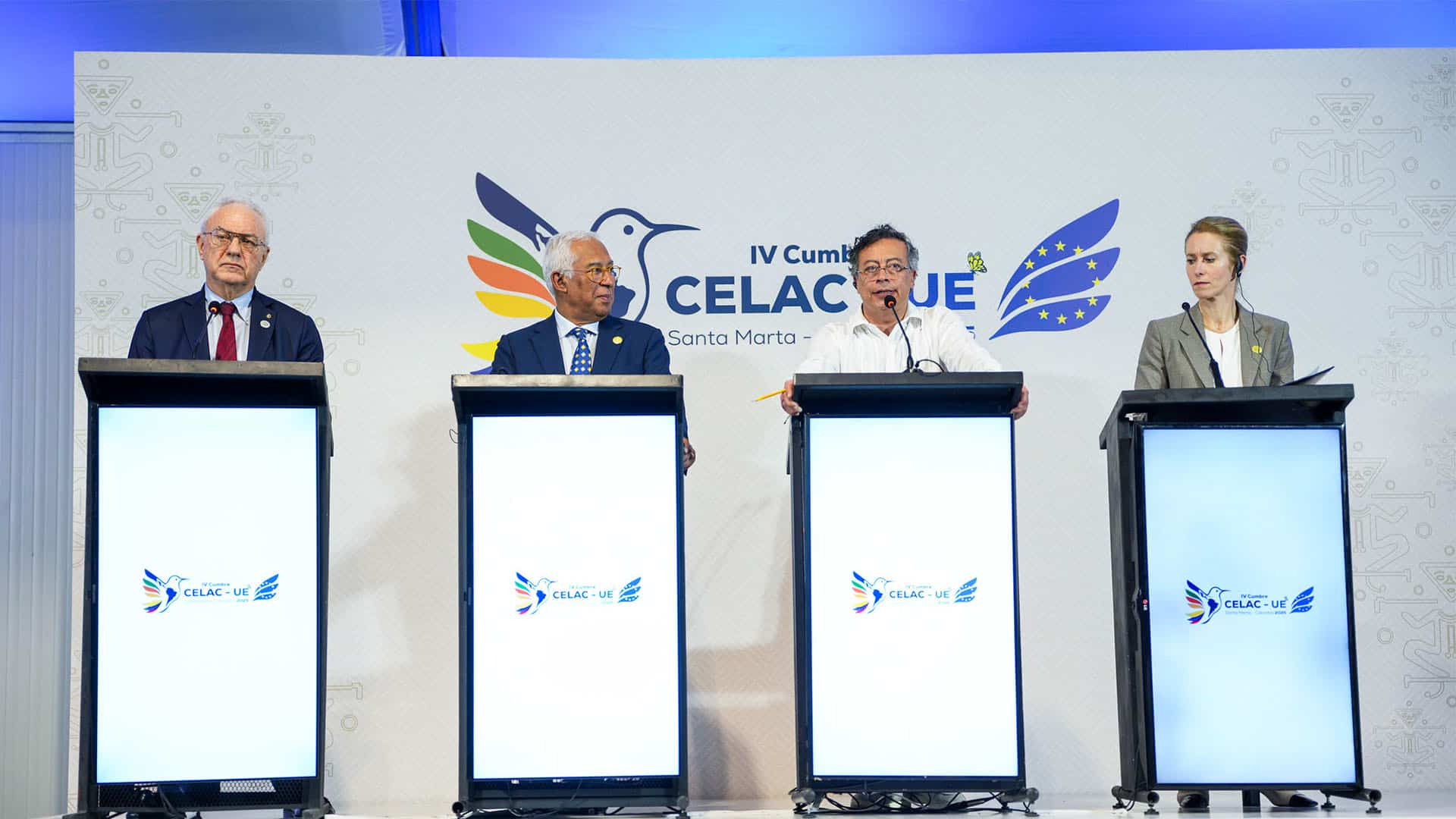 Mario Lubetkin, canciller de Uruguay; Antonio Costa, presidente del Consejo Europeo; Gustavo Petro, presidente de Colombia; y Kaja Kallas, alta representante de Asuntos Exteriores y Política de Seguridad de la UE, en la rueda de prensa de la Declaración de Santa Marta en la Cumbre UE-CELAC 2025 en Santa Marta, Colombia. (09/11/2025). Al fondo, se puede ver el logo de la IV Cumbre CELAC-UE.