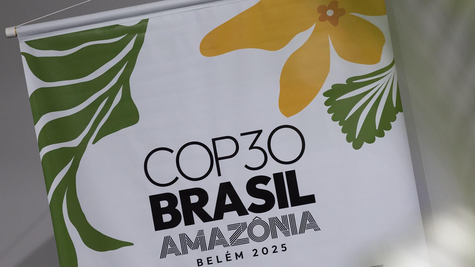 Estandarte con el logo oficial de la COP30 en los alrededores del recinto en Belém, Brasil.