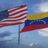 Las banderas de Estados Unidos y Venezuela ondeando en un cielo claro. (02/02/2019). En primer plano, la bandera de Estados Unidos, y, en segundo plano, la de Venezuela, ondean sobre los mástiles con un cielo claro, con algunas nubes.