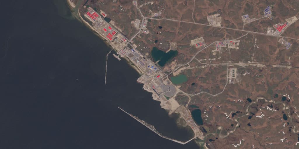 Figura 1. Imagen satelital del proyecto Arctic LNG 2 en junio de 2023, unos meses antes de la imposición de sanciones por parte de EEUU y la UE al proyecto