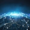 Vista parcial del globo terráqueo centrada en Europa, con líneas y puntos interconectados que simbolizan redes y tecnologías globales. Las luces de las ciudades iluminan el mapa nocturno, destacando la conectividad tecnológica sobre el continente europeo.
