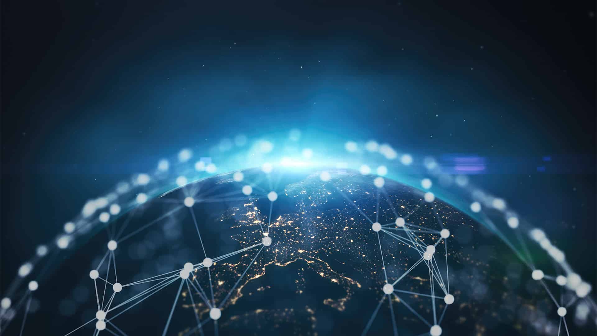 Vista parcial del globo terráqueo centrada en Europa, con líneas y puntos interconectados que simbolizan redes y tecnologías globales. Las luces de las ciudades iluminan el mapa nocturno, destacando la conectividad tecnológica sobre el continente europeo.