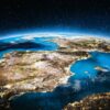 Imagen satelital centrada en la península ibérica, con el norte de África en la parte inferior y parte de Europa en la superior. Sobre los territorios se aprecia la curvatura terrestre y, más arriba, el espacio exterior.