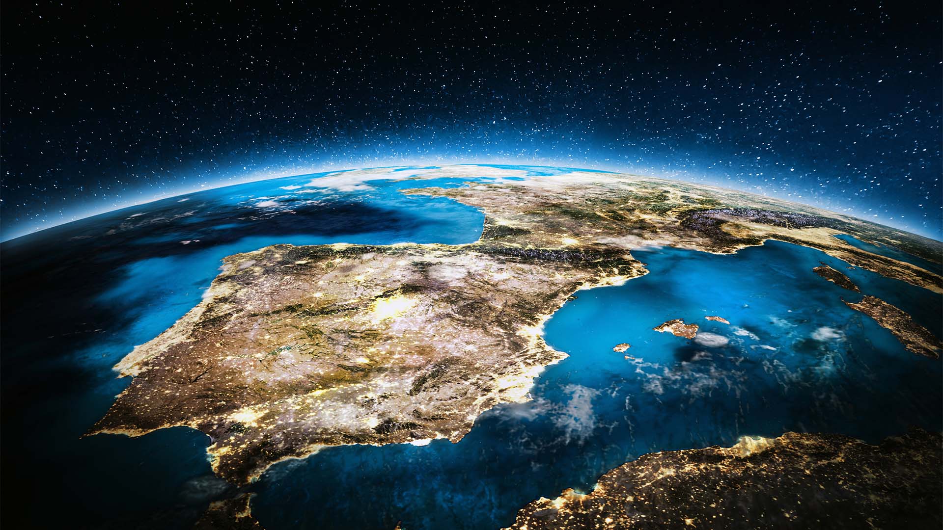 Imagen satelital centrada en la península ibérica, con el norte de África en la parte inferior y parte de Europa en la superior. Sobre los territorios se aprecia la curvatura terrestre y, más arriba, el espacio exterior.