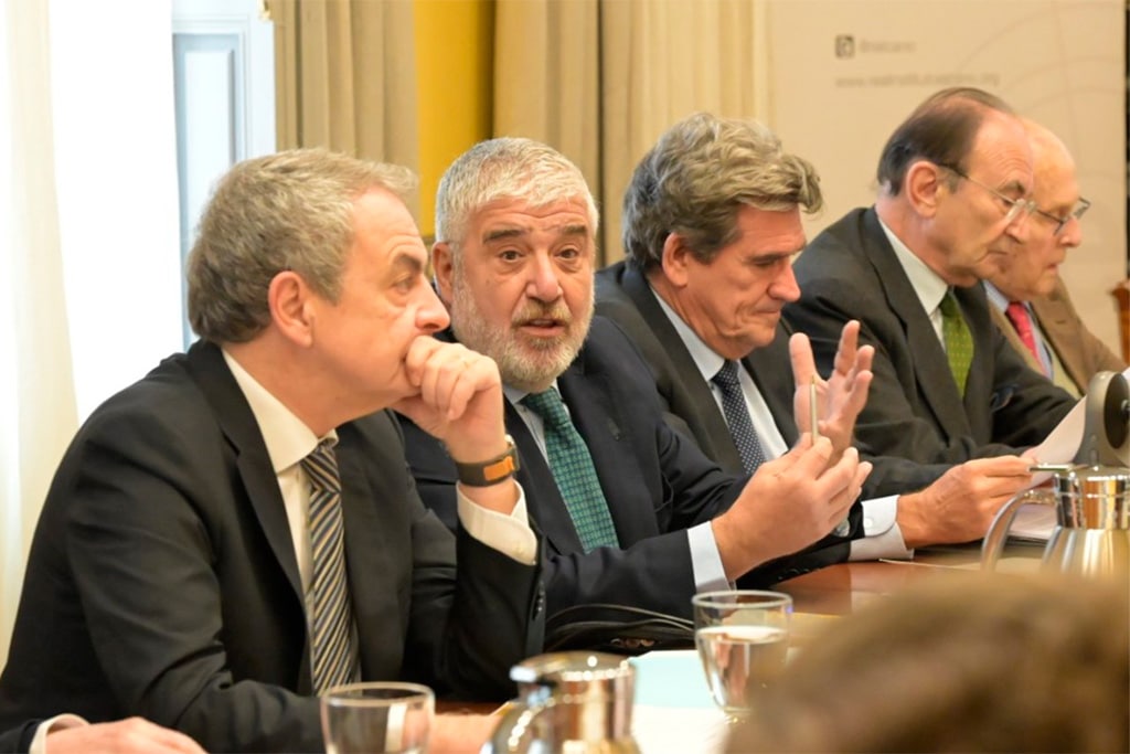 De izquierda a derecha: José Luis Rodríguez Zapatero, José Juan Ruiz, José Luis Escrivá, Emilio Lamo de Espinosa y Antonio de Oyarzábal. Reunión del Patronato del Real Instituto Elcano. Diciembre de 2025.
