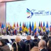 The Plenary Session of the IV EU-CELAC Summit 2025 in Santa Marta, Colombia. (09/11/2025). In the foreground, a round table with representatives from EU-CELAC member countries and institutions. Behind them, the flags of the participating countries, and in the background, a large screen displaying the logo and text of the ‘IV CELAC-EU Summit. Santa Marta – Colombia 2025’.