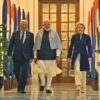 De izquierda a derecha: António Costa, presidente del Consejo Europeo; Narendra Modi, primer ministro de la India; y Ursula von der Leyen, presidenta de la Comisión Europea, caminan en la Casa Hyderabad, Nueva Dehli (27/01/2026). A ambos lados, múltiples banderas de la Unión Europea y la India y varias plantas.
