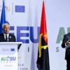 A la izquierda, el presidente del Consejo Europeo, António Costa, y, a la derecha, el presidente de la Unión Africana, João Lourenço, tras sus atriles durante la rueda de prensa de la 7ª Cumbre UA-UE (25/11/2025). Los atriles, decorados con los logos de la Unión Africana, la UE y el logo de la cumbre AU-EU. Detrás de ellos, las banderas de la UE y la Unión Africana, y, al fondo los logos de la UE y la UA, y el logo de la cumbre, y su ubicación (Luanda, Angola), así como la fecha de la cumbre (24-25 noviembre de 2025).