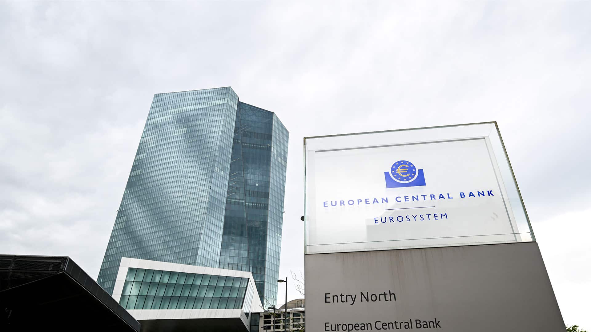 Entrada norte de la sede del Banco Central Europeo. En primer plano, un cartel con el logo del Banco Central y una inscripción que indica que se trata de la entrada norte y la dirección de esta. Detrás, el edificio acristalado de gran altura del Banco Central y, al fondo, un cielo luminoso, aunque muy nublado. La imagen fue tomada en el encuentro del presidente del Consejo Europeo, António Costa, con la presidenta del Banco Central Europeo, Christine Lagarde.