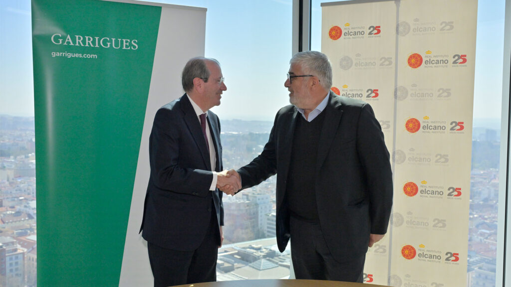 Fernando Vives, presidente ejecutivo de Garrigues, y José Juan Ruiz, presidente del Real Instituto Elcano estrechan sus manos en la sede de Garrigues en Madrid.