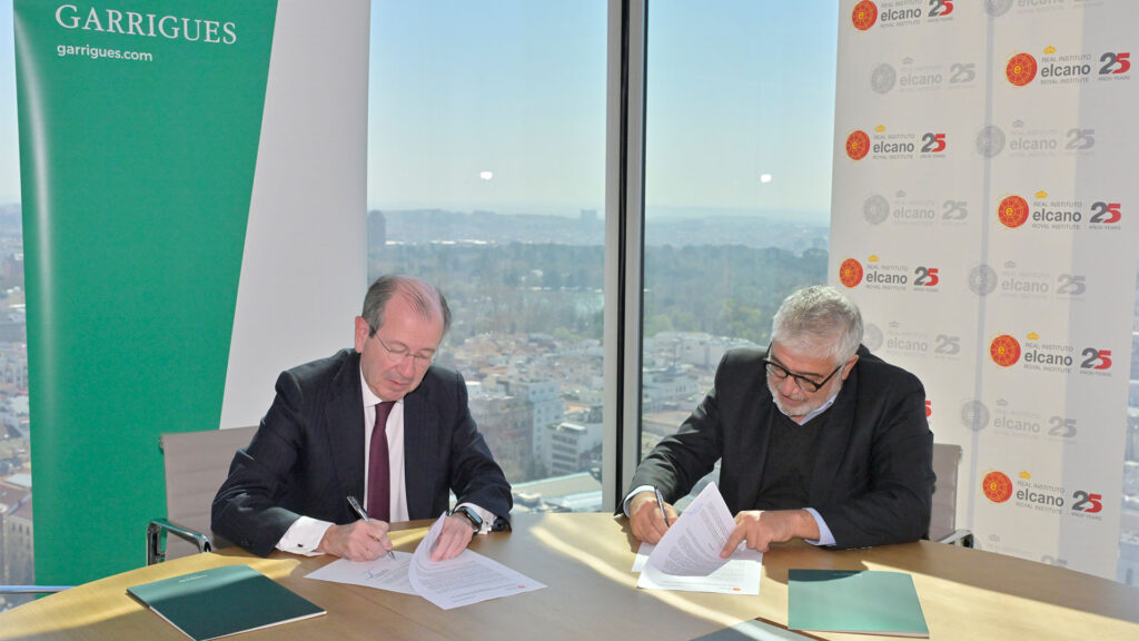Fernando Vives, presidente ejecutivo de Garrigues, y José Juan Ruiz, presidente del Real Instituto Elcano, formalizan mediante firma la entrada de la firma como nuevo miembro de su Patronato, en la sede de Garrigues en Madrid.