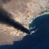 Vista satelital del incendio en el depósito de petróleo del puerto de Salalah (Omán) tras un ataque con drones iraníes el 11 de marzo de 2026. Sobre la imagen satelital de la costa de Oman, la densa columna de humo generada tras el ataque. Imagen tomada el 13 de marzo de 2026. Foto: Gallo Images/Orbital Horizon/Datos de Copernicus Sentinel 2026.