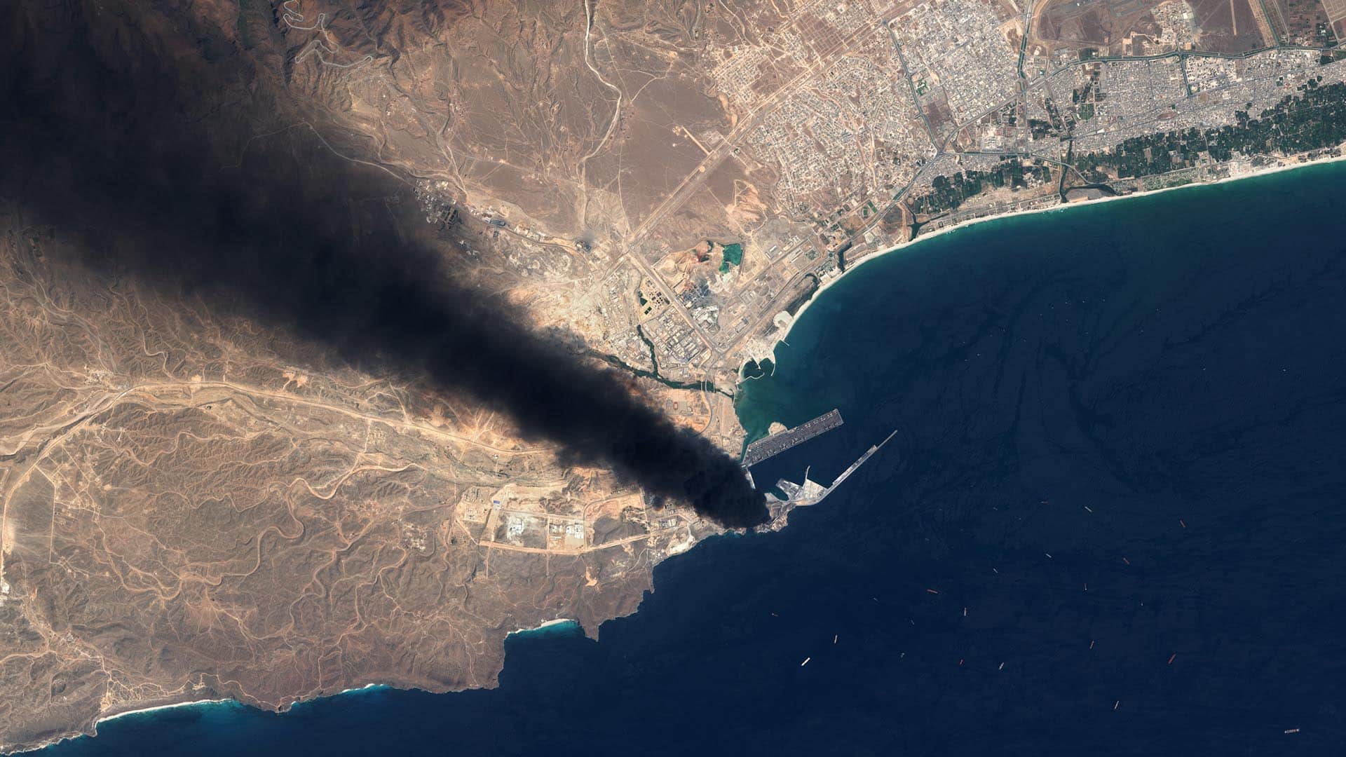 Vista satelital del incendio en el depósito de petróleo del puerto de Salalah (Omán) tras un ataque con drones iraníes el 11 de marzo de 2026. Sobre la imagen satelital de la costa de Oman, la densa columna de humo generada tras el ataque. Imagen tomada el 13 de marzo de 2026. Foto: Gallo Images/Orbital Horizon/Datos de Copernicus Sentinel 2026.