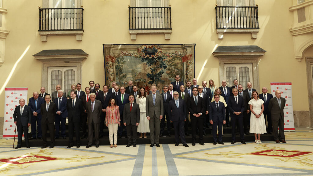 Foto de familia de la reunión del Patronato del Real Instituto Elcano bajo la presidencia de S.M. el Rey (junio de 2025). Foto: © Casa de S.M. el Rey.