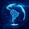 Representación de un globo terráqueo digitalizado con líneas y puntos azules, centrando América Latina en su visualización.