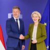 La presidenta de la Comisión Europea, Ursula von der Leyen, estrecha la mano del primer ministro de Hungría, Péter Magyar, durante un encuentro oficial en Bruselas. Ambos posan sonrientes frente a las banderas de la Unión Europea y de Hungría.