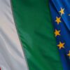 Primer plano de las banderas de Hungría y la Unión Europea.