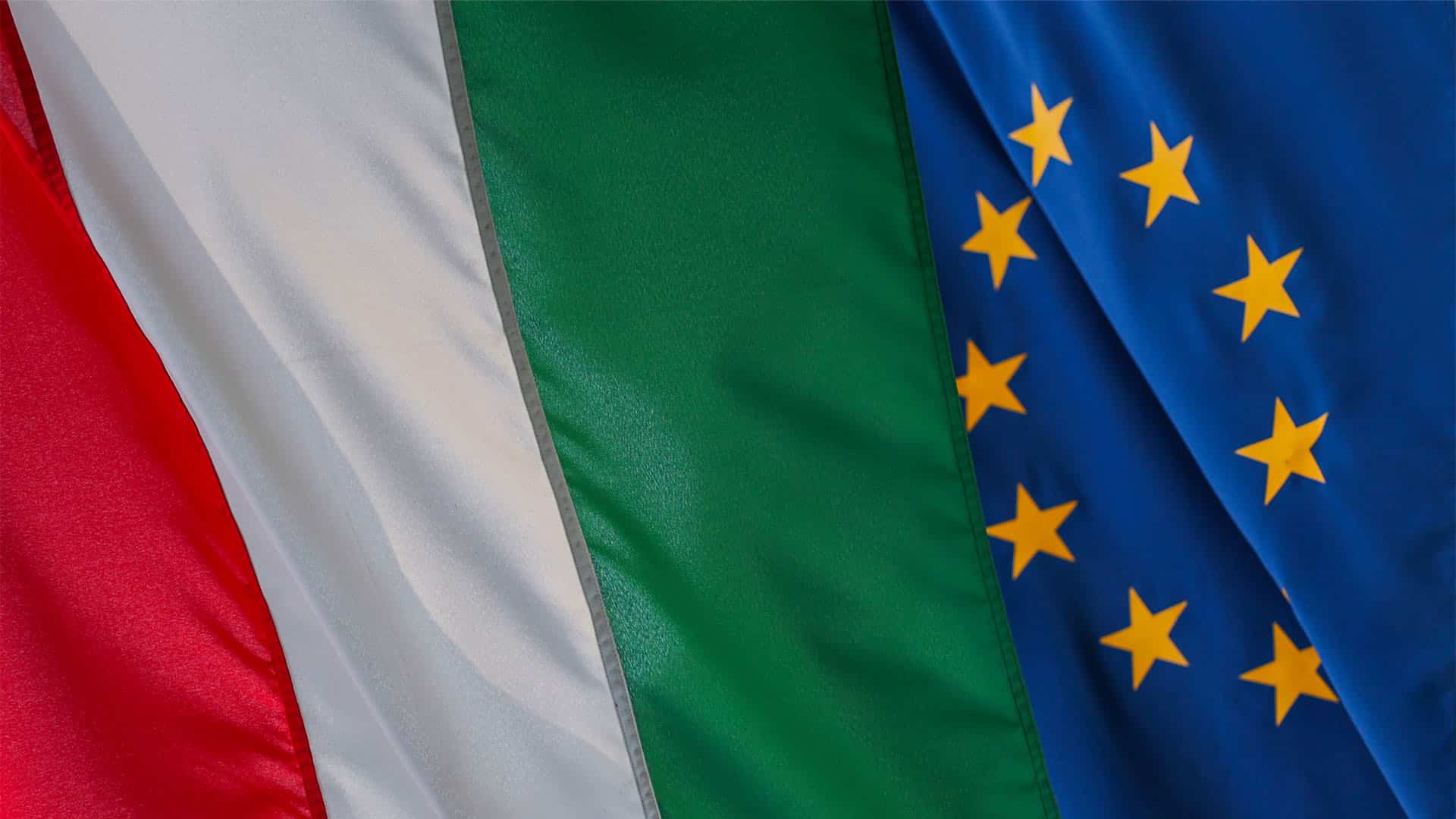 Primer plano de las banderas de Hungría y la Unión Europea.