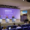 Paula Pinho, portavoz jefa de la Comisión Europea; Teresa Ribera, vicepresidenta ejecutiva de la Comisión Europea; y Dan Jørgensen, comisario europeo, participan en la presentación de AccelerateEU en la sede de la Comisión Europea ante periodistas y asistentes.