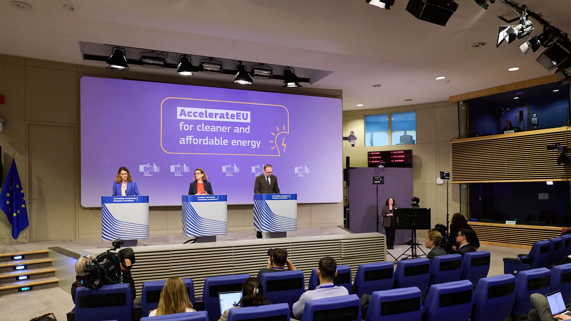 Paula Pinho, portavoz jefa de la Comisión Europea; Teresa Ribera, vicepresidenta ejecutiva de la Comisión Europea; y Dan Jørgensen, comisario europeo, participan en la presentación de AccelerateEU en la sede de la Comisión Europea ante periodistas y asistentes.