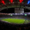 Vista panorámica del estadio Maracaná durante la final de la Copa Mundial de la FIFA 2014 entre Alemania y Argentina, celebrada el 13 de julio de 2014 en Río de Janeiro, Brasil. El estadio está lleno de aficionados y el campo iluminado se observa desde las gradas, mientras el techo del recinto destaca con luces rojas y azules sobre la multitud.