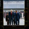 Donald Trump y Xi Jinping suben juntos unos escalones y atraviesan una gran puerta tradicional china durante una visita oficial al Templo del Cielo, en Pekín. Ambos aparecen rodeados de asistentes y enmarcados por la arquitectura oscura del edificio.