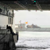 Embarcación militar española sobre el mar con soldados y bandera de España saliendo de un buque anfibio durante el ejercicio Steadfast Dart 26.