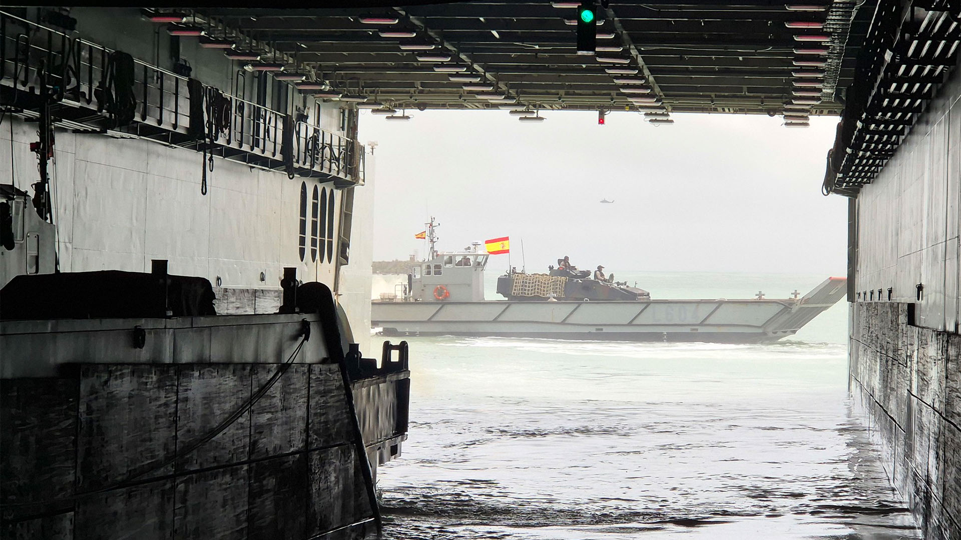Embarcación militar española sobre el mar con soldados y bandera de España saliendo de un buque anfibio durante el ejercicio Steadfast Dart 26.