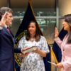 Joe Kent presta juramento como director del National Counterterrorism Center (NCTC) de Estados Unidos ante la directora de Inteligencia Nacional, Tulsi Gabbard, el 31 de julio de 2025. Kent aparece a la izquierda con la mano derecha levantada mientras sostiene un libro con la izquierda. Frente a él, Gabbard también levanta la mano derecha y sostiene un documento. Entre ambos, una mujer actúa como testigo de la ceremonia. Al fondo se ven tres banderas: la de Estados Unidos, la de la Oficina de Inteligencia Nacional y la del Centro Nacional Antiterrorista.