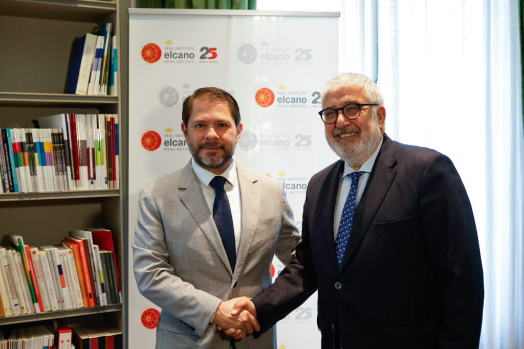 Rubén Gallego, senador demócrata de EEUU, y José Juan Ruiz, presidente del Real Instituto Elcano, se estrechan la mano.