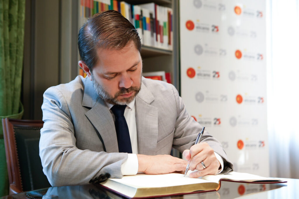 Rubén Gallego, senador demócrata de EEUU, firma en el libro de honor del Real Instituto Elcano.