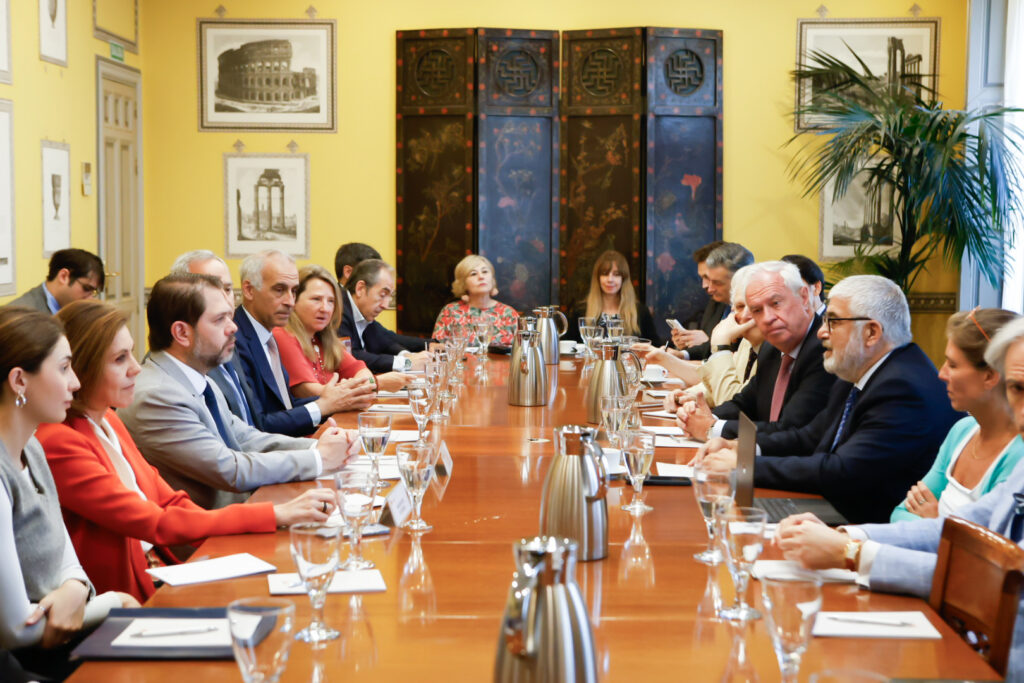 Los miembros de la Comisión Ejecutiva, investigadores y personal del Instituto, en el encuentro con Rubén Gallego, senador demócrata de EEUU.