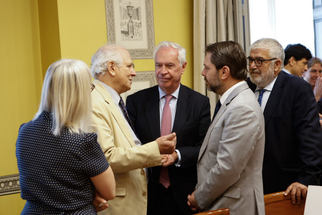 Mira Milosevich Juaristi y Carlos Malamud, investigadores del Real Instituto Elcano, conversan con Rubén Gallego, senador demócrata de EEUU, en presencia de Charles Powell, director del Real Instituto Elcano, y José Juan Ruiz, presidente del Real Instituto Elcano.