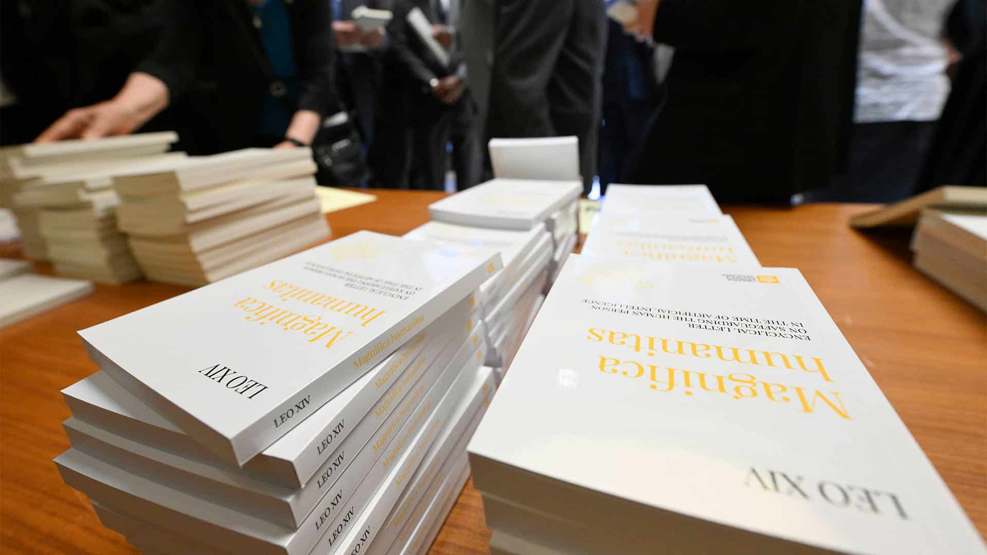 Ejemplares de la primera encíclica del papa León XIV, Magnifica Humanitas, dedicada a la inteligencia artificial.