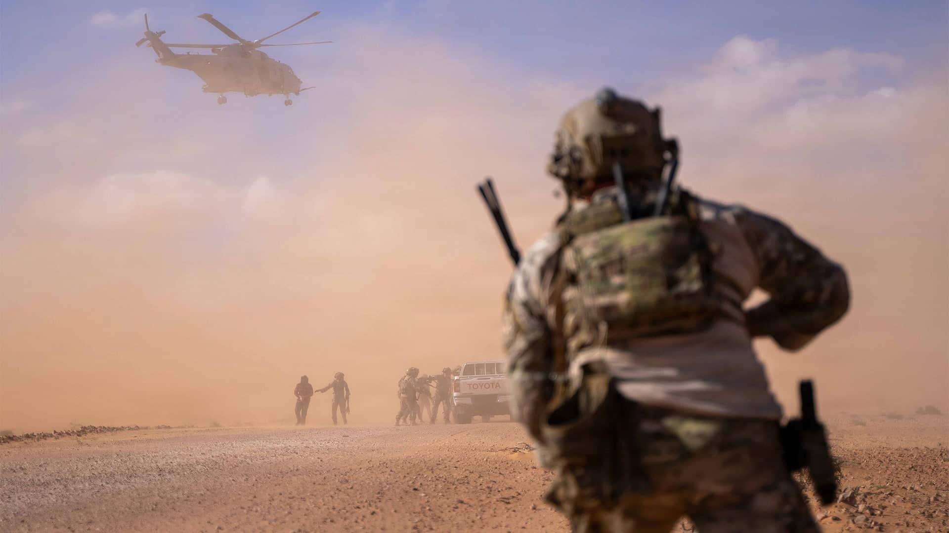 Un soldado de las Fuerzas Especiales de Estados Unidos corre hacia un helicóptero HH-101 de la Fuerza Aérea italiana durante Flintlock 2026, el principal ejercicio anual de operaciones especiales organizado por el Mando de África de Estados Unidos (AFRICOM).