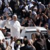 El papa León XIV saluda a los fieles desde el papamóvil durante la ceremonia de canonización de Carlo Acutis y Pier Giorgio Frassati, rodeado por una multitud congregada en la plaza de San Pedro.