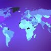 Mapa mundial estilizado sobre fondo degradado en tonos morados, con los países coloreados en distintas intensidades de azul, violeta y cian para indicar una distribución o presencia global.