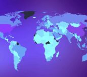 Mapa mundial estilizado sobre fondo degradado en tonos morados, con los países coloreados en distintas intensidades de azul, violeta y cian para indicar una distribución o presencia global.