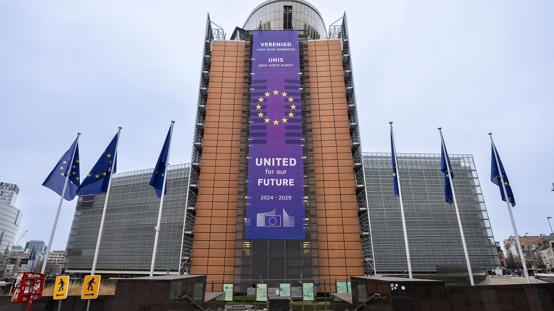 Lona con el lema «United for our Future», en francés, neerlandés e inglés, instalada en la fachada del edificio Berlaymont de la Comisión Europea en Bruselas.