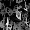 Composición de numerosas letras del alfabeto suspendidas en el aire sobre un fondo negro. Los caracteres, en tonos grises y blancos, aparecen distribuidos de forma caótica y a distintas profundidades.