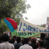 Una multitud de jóvenes estudiantes congregados con pancartas y banderas en una calle arbolada del parque en Jantar Mantar (Nueva Delhi, India) tras la lluvia, durante las protestas por la filtración de las preguntas del examen nacional NEET UG del 20 de julio de 2026.