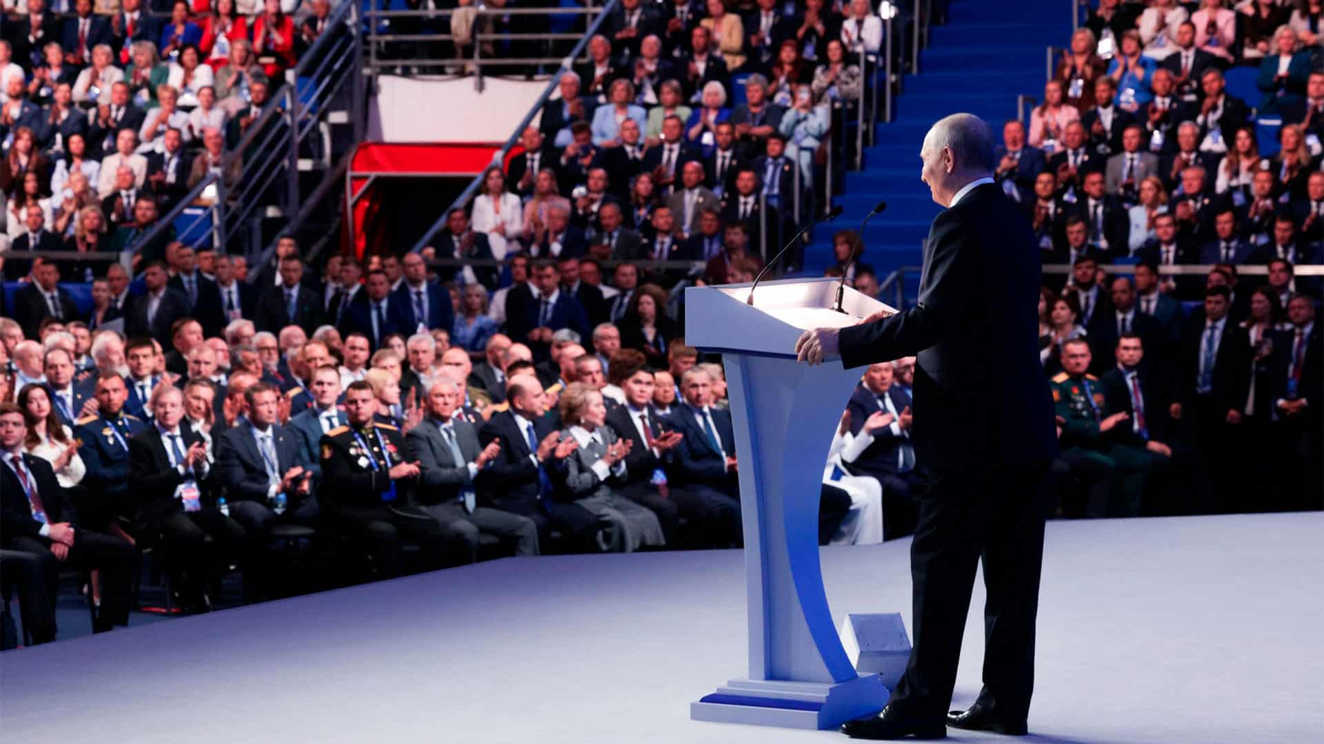Vladímir Putin pronuncia un discurso desde un atril durante el XXIII Congreso del partido Rusia Unida, ante un auditorio lleno y una gran pantalla con su imagen, el 28 de junio de 2026.