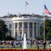 Multitud reunida frente a la Casa Blanca durante la celebración del Día de la Independencia de 2025, con banderas de Estados Unidos, y la decoración conmemorativa.