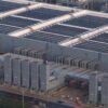 Vista aérea de un centro de datos en Winschoten, con varios edificios y zonas pavimentadas junto a áreas verdes.
