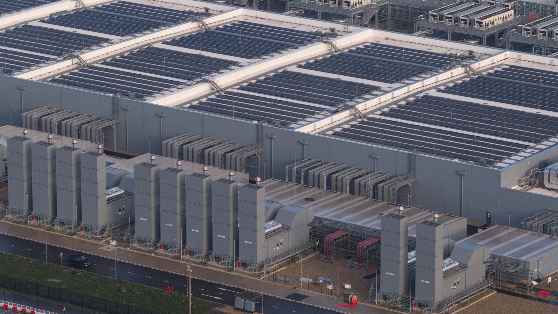 Vista aérea de un centro de datos en Winschoten, con varios edificios y zonas pavimentadas junto a áreas verdes.
