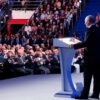 Vladímir Putin pronuncia un discurso desde un atril durante el XXIII Congreso del partido Rusia Unida, ante un auditorio lleno y una gran pantalla con su imagen, el 28 de junio de 2026.
