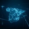 Mapa digital de la Península Ibérica y las Islas Baleares iluminado en azul, con divisiones territoriales y líneas que representan conexiones y redes tecnológicas.
