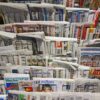 Expositor de una librería de Stuttgart con numerosos periódicos y publicaciones internacionales impresos en distintos idiomas y organizados en varias filas.